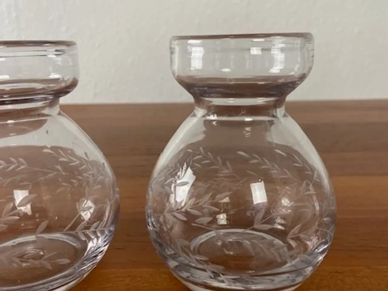 Billede 3 - 2 stk glas vaser med slebet mønster (hyasintglas)2