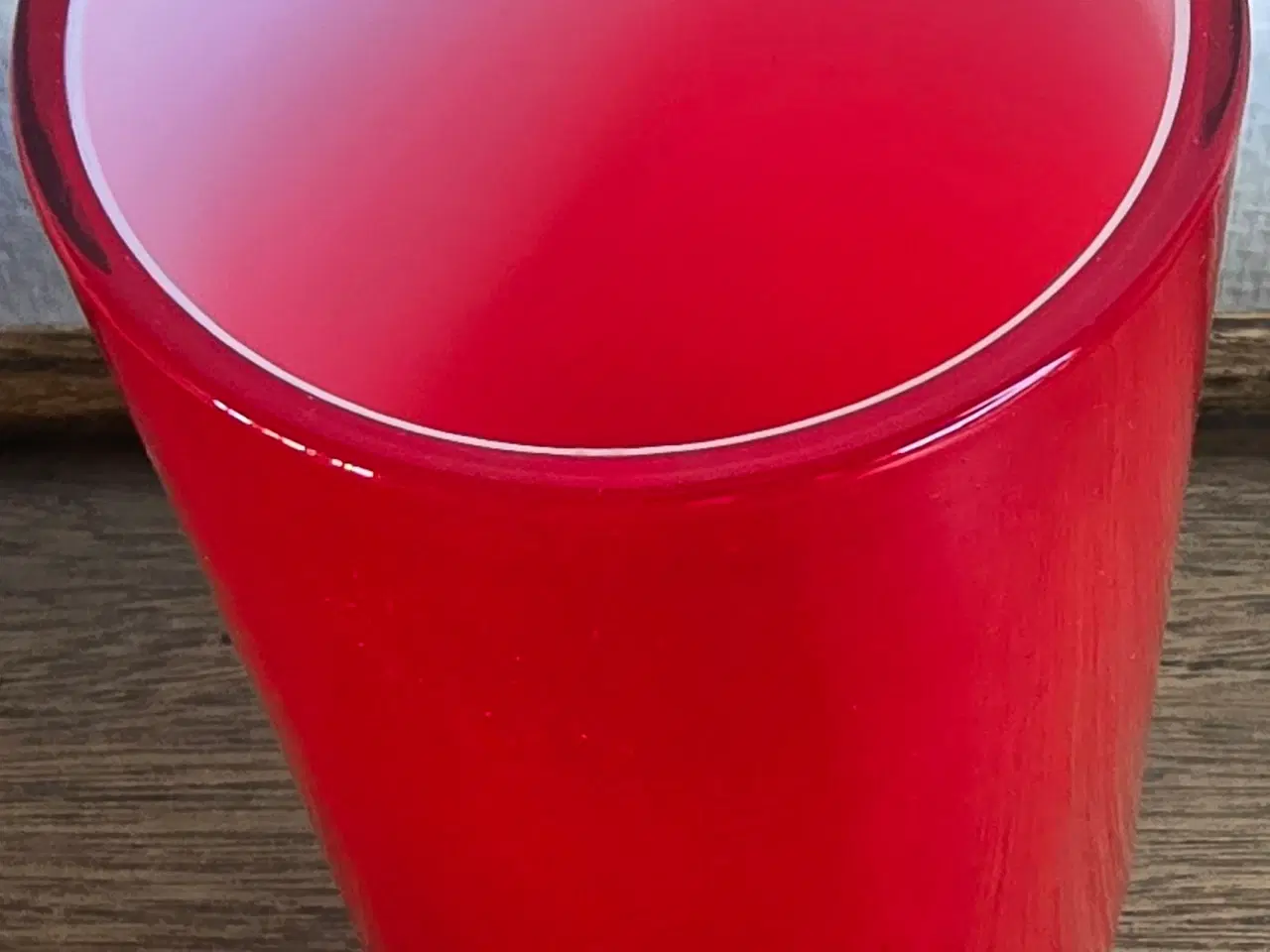 Billede 2 - Rød vase af glas