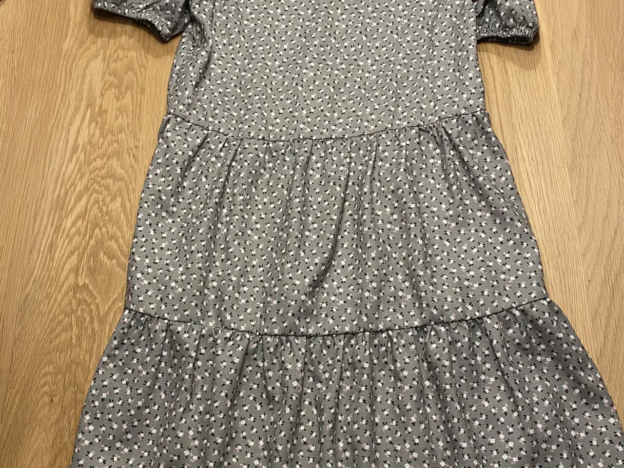 Billede 12 - Flot Hummel kjole som kun har været prøvet på 95kr