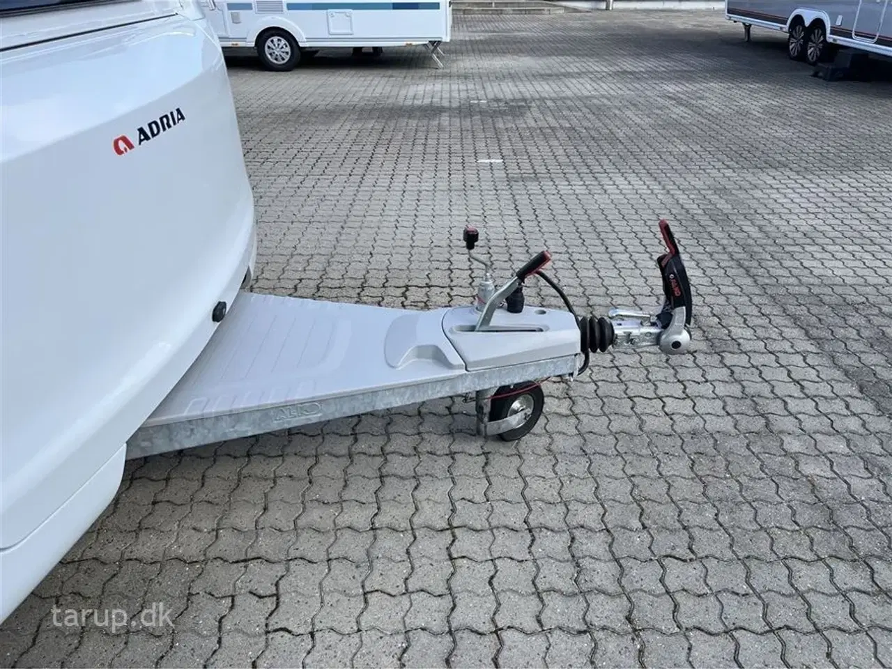 Billede 6 - 2023 - Adria Adora 472 UP   Fortelt: Isabella Commodore Coast, Enduro aut. mover m/ lithium batteri, rundsiddegruppe, køleskab, bruser, panoramavindue, fransk dobbeltseng