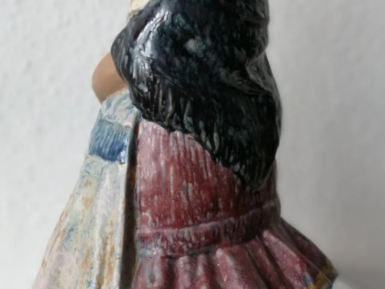 Billede 3 - Lladrofigur af pige med tørklæde 