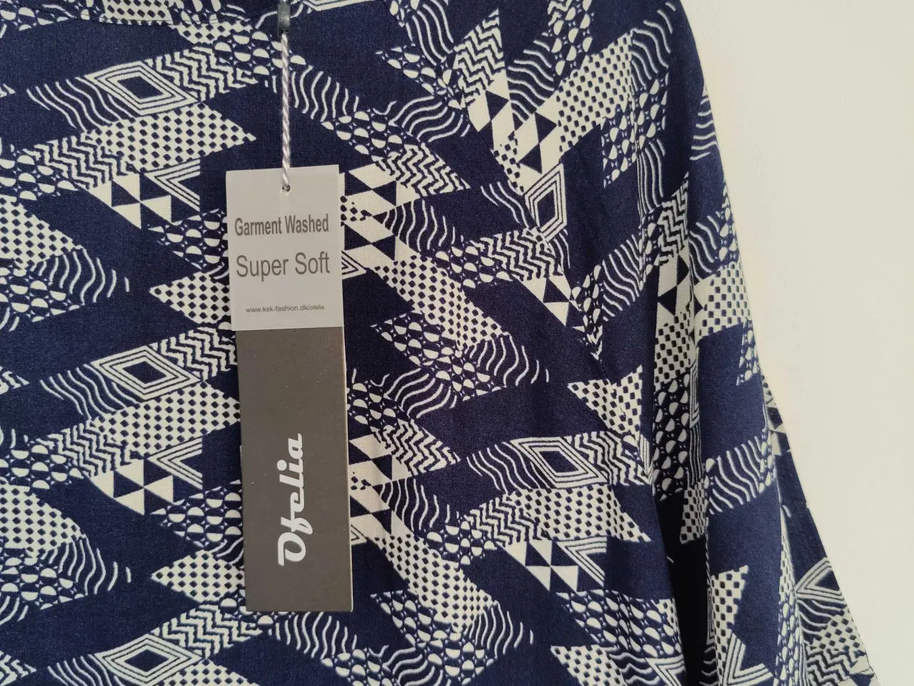 Billede 2 - Mønstret viskose bluse