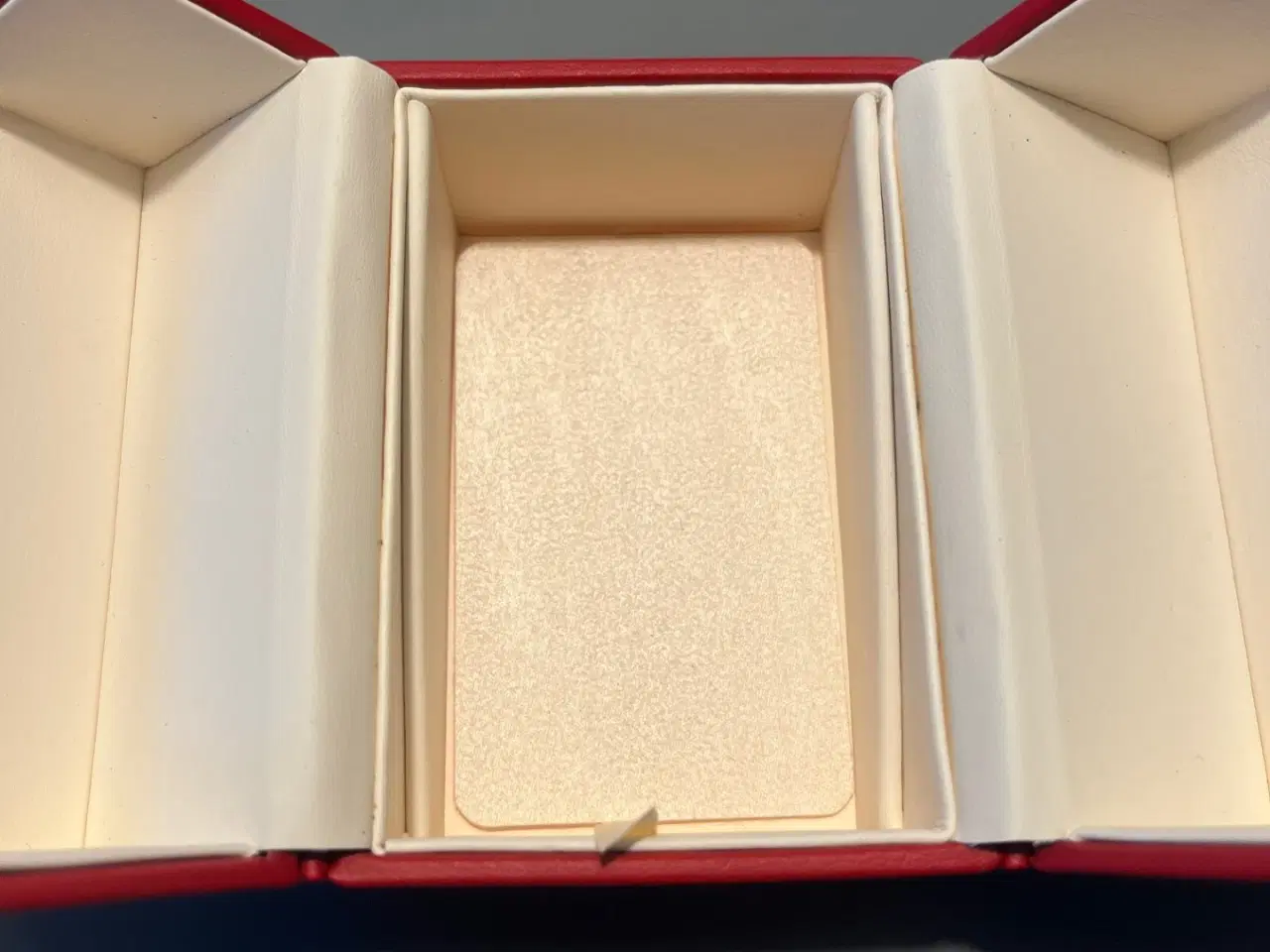 Billede 2 - Flot rød Omega ur box til ur