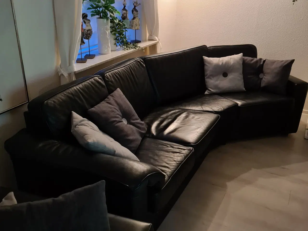 Billede 2 - Sofa, lænestol og fodskammel i ægte læder