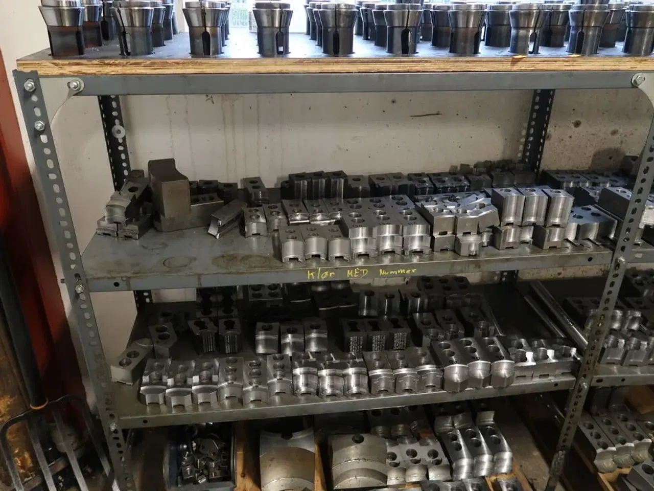 Billede 5 - 4 stk. reoler med div. Specialværktøj