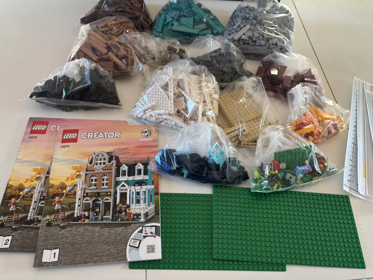 Billede 2 - 10270. LEGO Creator boghandel og byhus. 