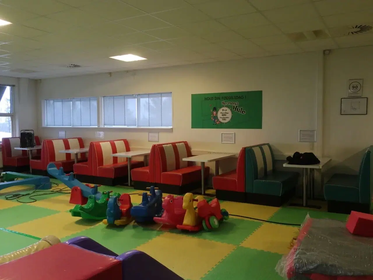 Billede 1 - 12 stk. bænke samt 6 stk. spiseborde