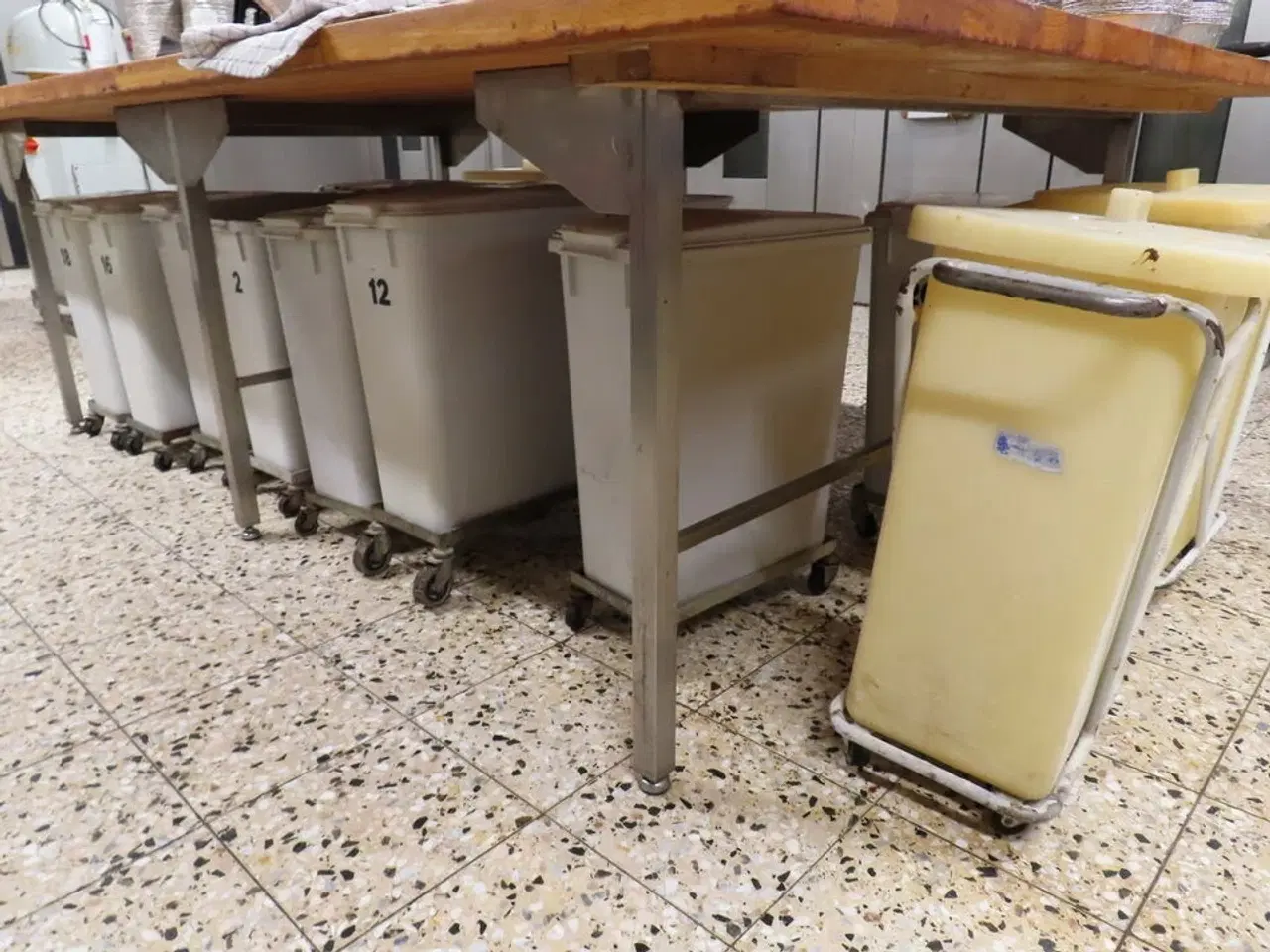 Billede 4 - Arbejdsbord med indhold