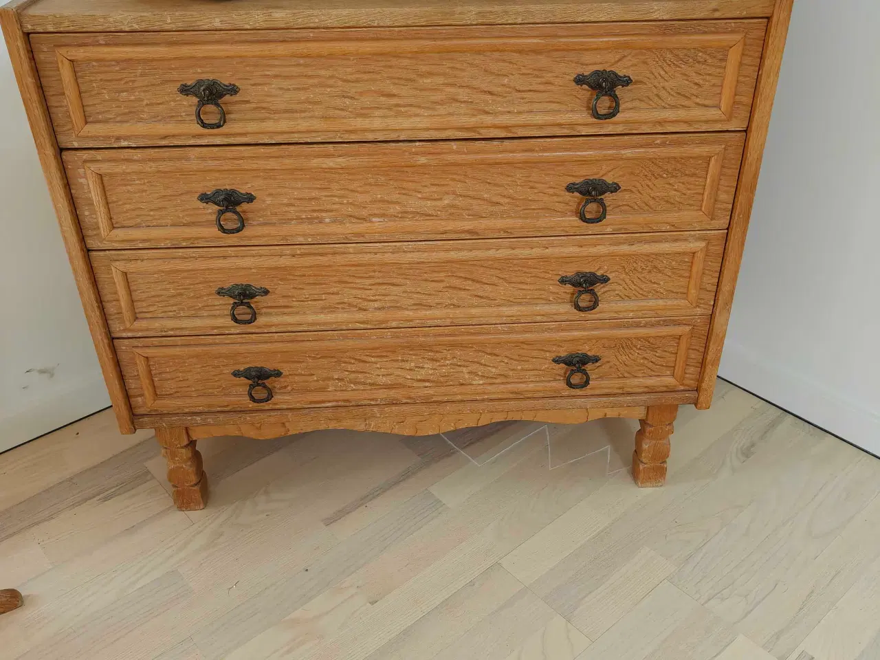 Billede 5 - Chartol, kommode, 3 mindre borde, m.m. i egetræ.