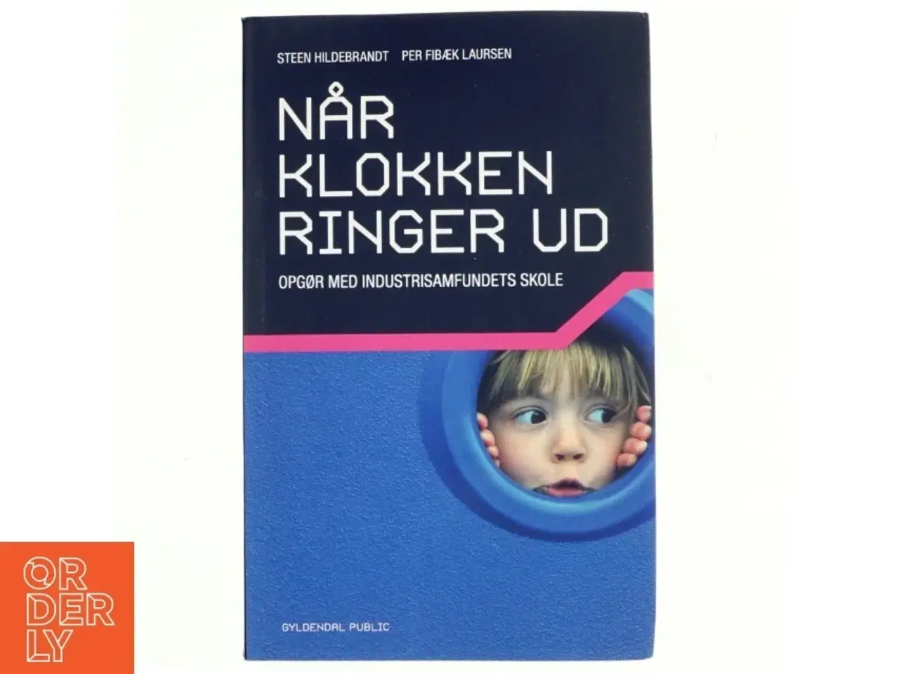 Billede 1 - Når klokken ringer ud : opgør med industrisamfundets skole af Steen Hildebrandt (Bog)