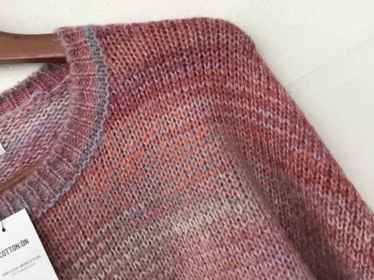 Billede 3 - Flot multifarvet strik sweater str M fra Cotton-On
