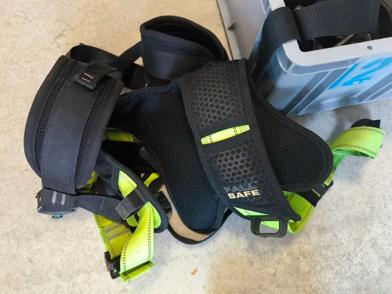 Billede 4 - Kasse m. sikringsgrej samt div.