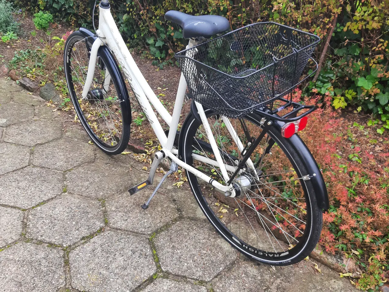 Billede 3 - Damecykel Raleigh, hvid med 7 indvendige gear.