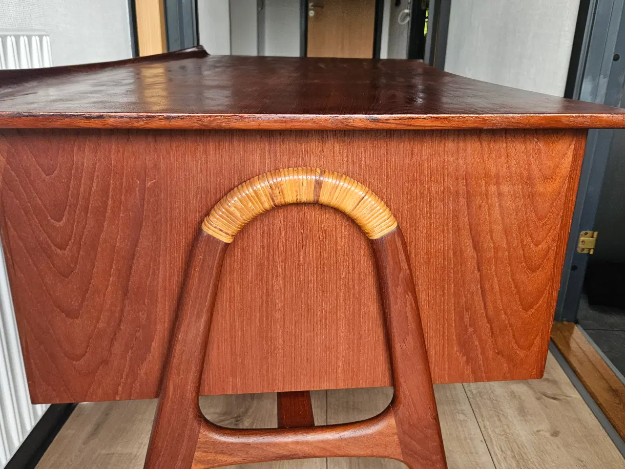 Billede 2 - Velholdt fritstående skrivebord