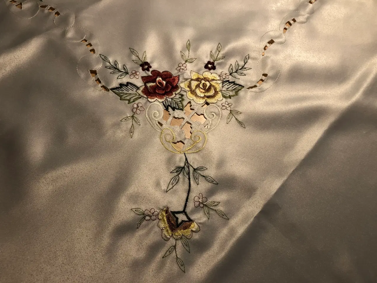 Billede 4 - Broderet dug