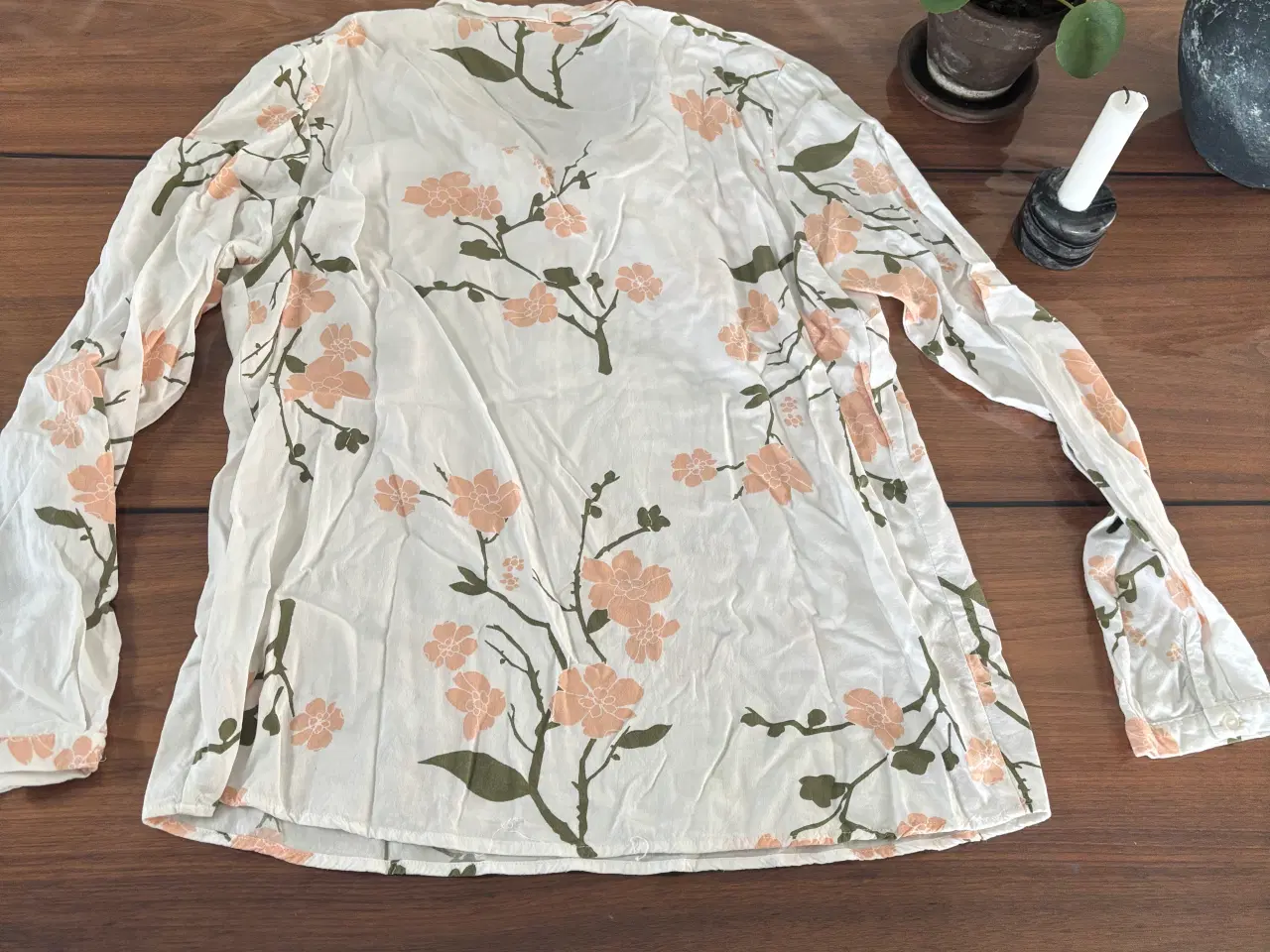 Billede 5 - Bluse hvid med mønster, str m