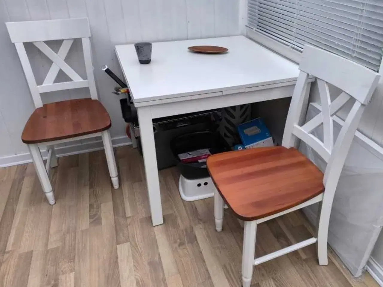 Billede 1 - Spisebord m.2 plader af 80 cm. Og 2 Stole