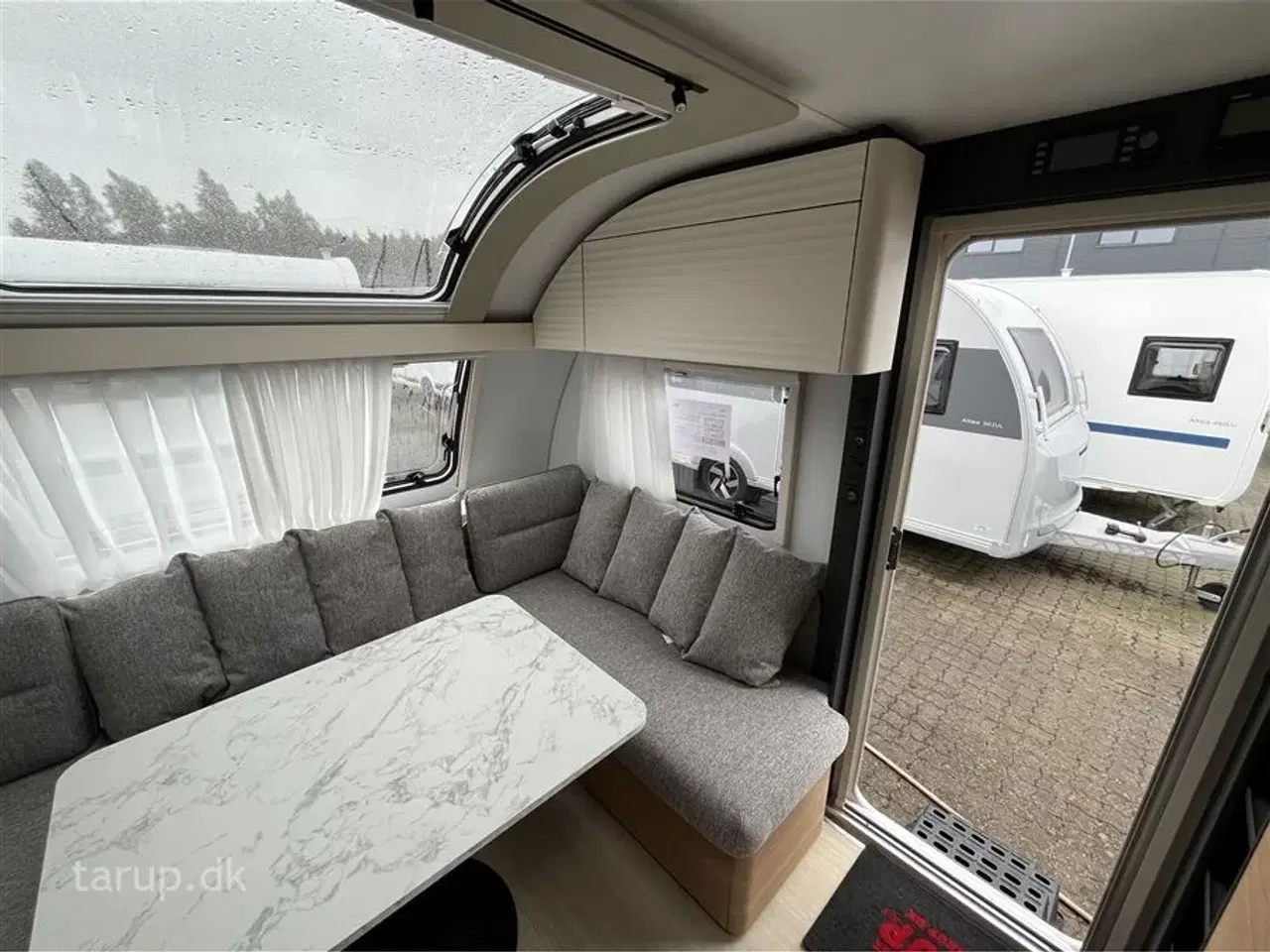 Billede 10 - 2026 - Adria Adora 613 UT   Fritstående dobbeltseng (Queens Bed), endebade-værelse, el-gulv-varme, panorama-vindue, Truma blæservarme, stort køleskab