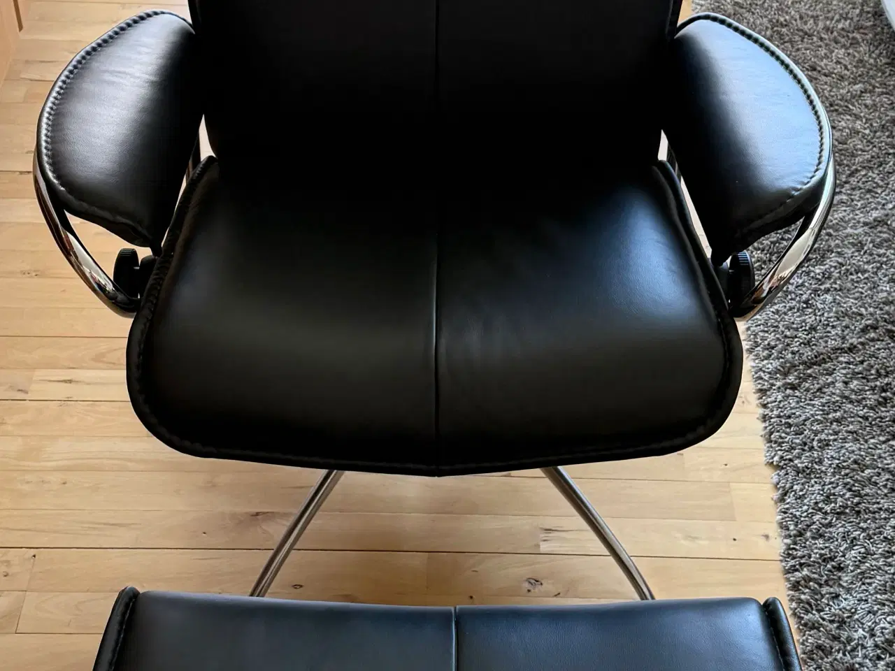 Billede 1 - Stressless City lænestol i læder inkl fodskammel