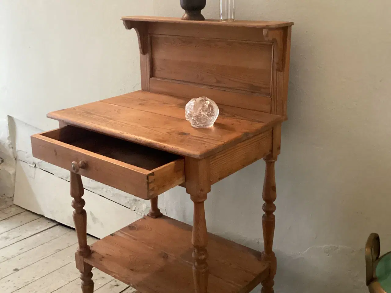 Billede 1 - Retro fyrretræs bord med skuffe og hylde
