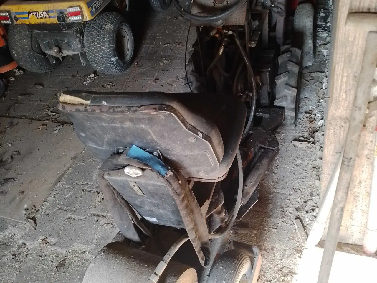 Billede 2 - Hjemmelavede juletræer traktor. 