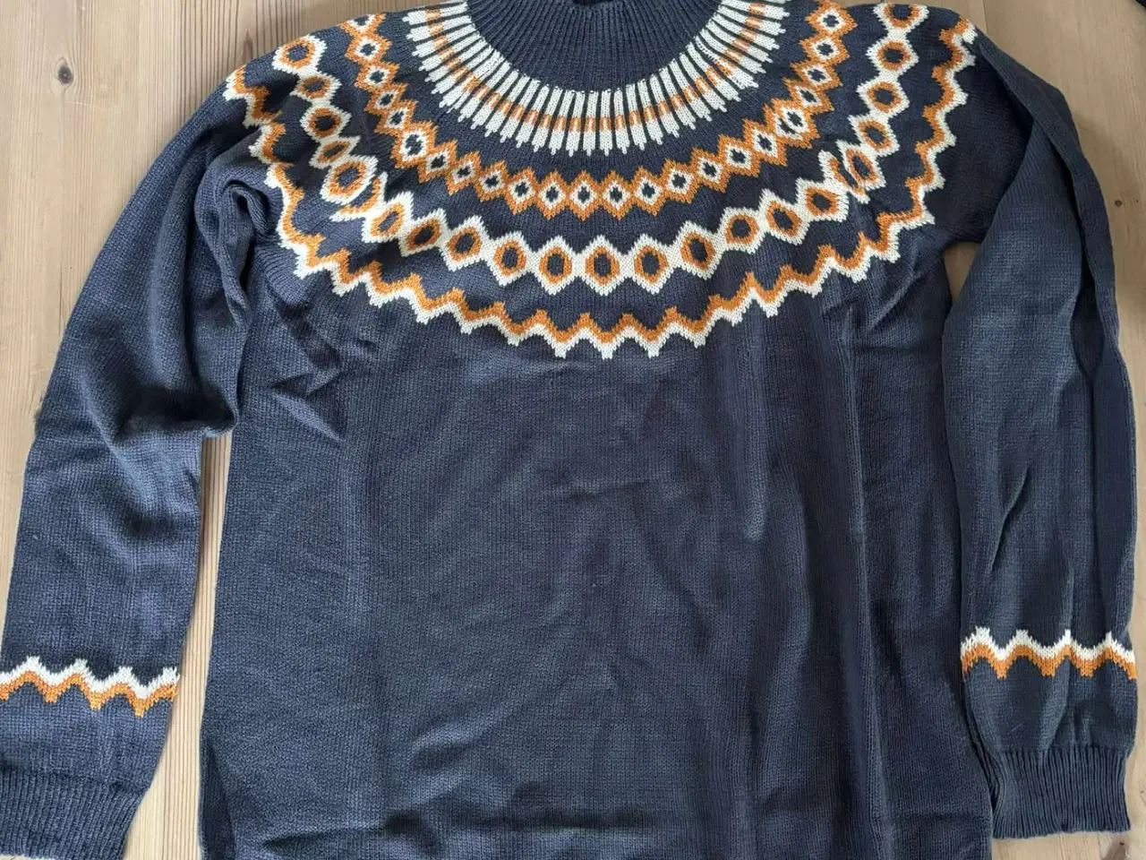 Billede 1 - Billig strikket blågrå sweater m 'norsk' mønster