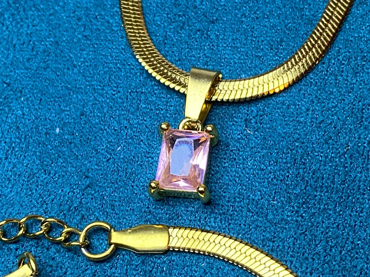 Billede 3 - Komplet Smykkesæt - Halskæde, Øreringe og Armbånd.