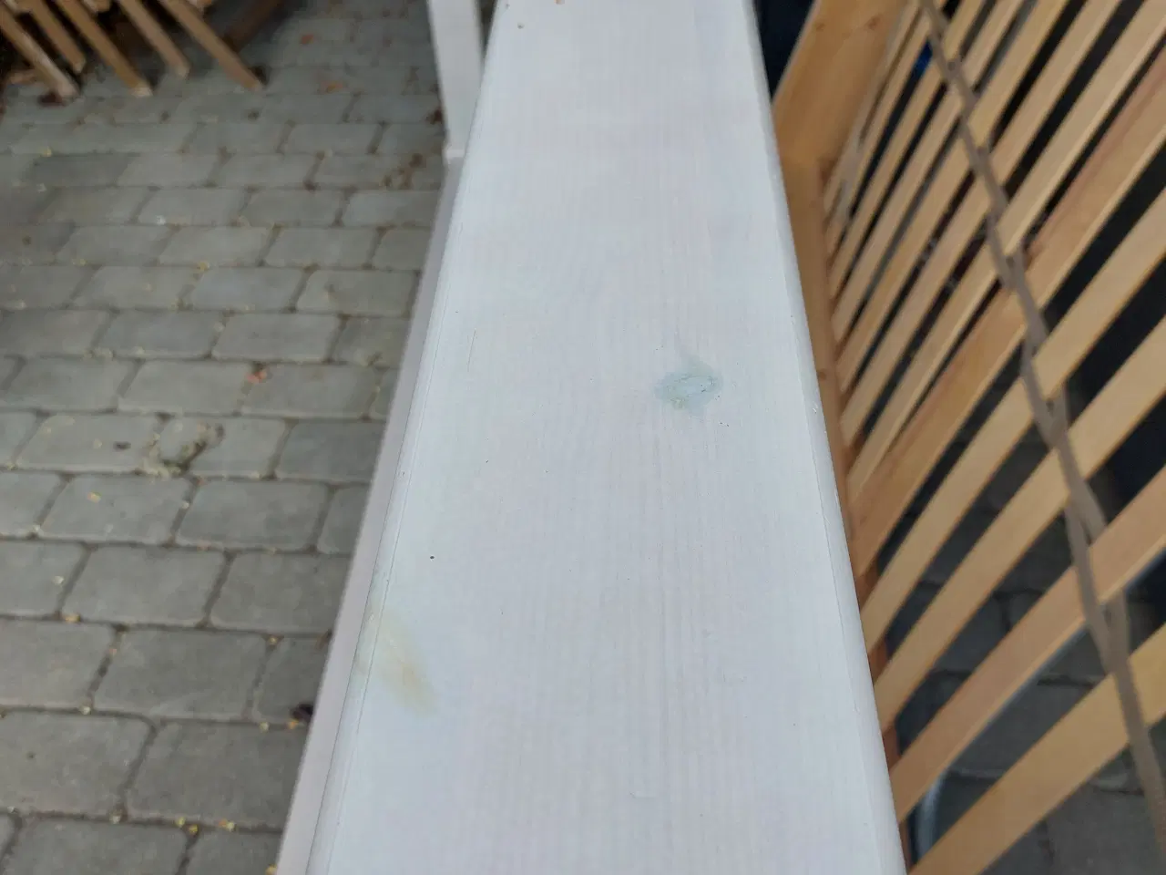 Billede 7 - Flexa seng i hvidbejdset fyr med rulleseng og side