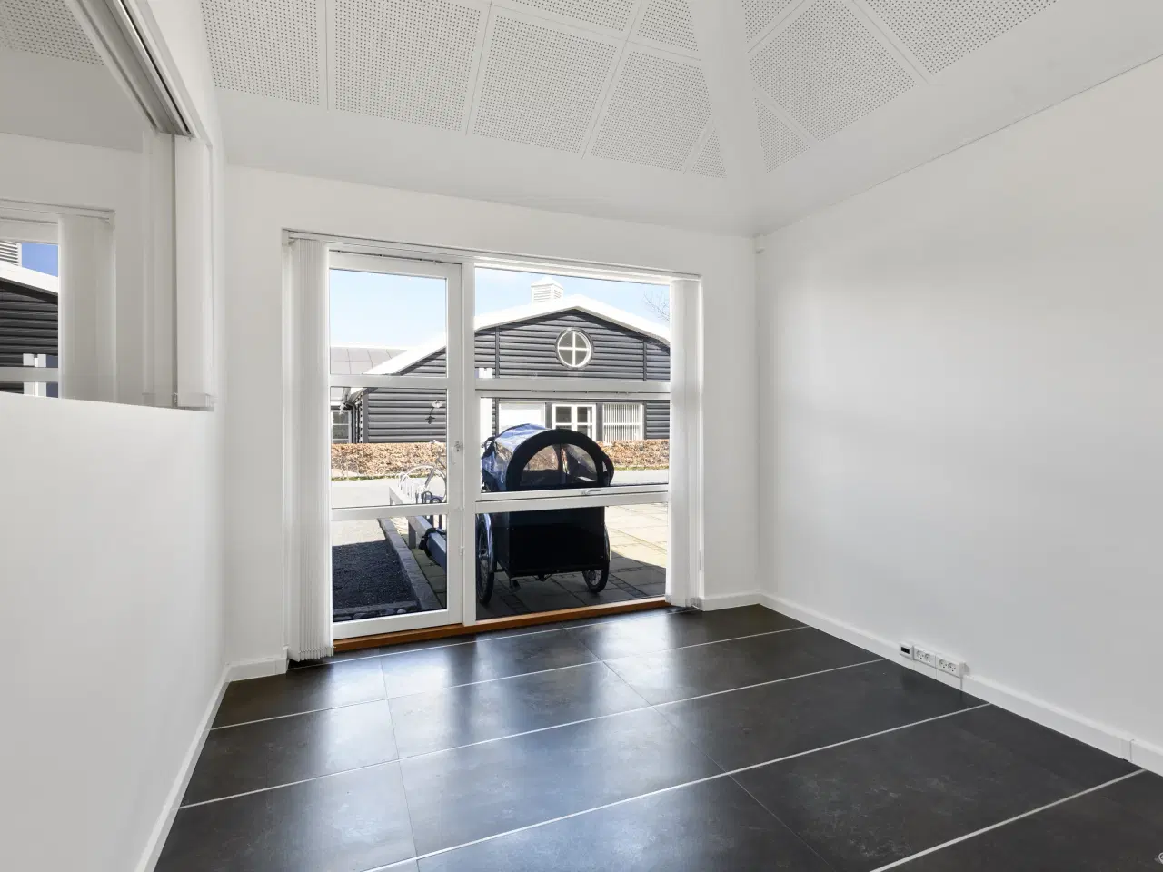 Billede 7 - Yderst indbydende lager med højt til loftet samt et lille kontor