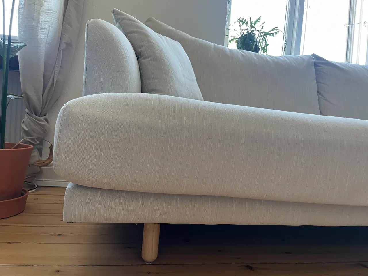 Billede 3 - Fin lys sofa med træben (2-3 personers)