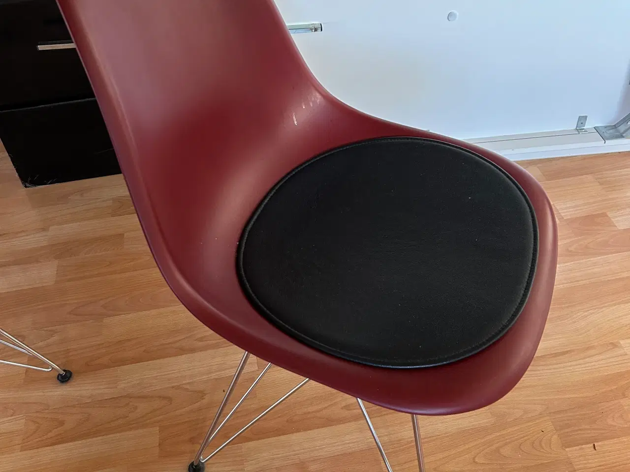 Billede 3 - Eames Spisebords stole i farver med hynder