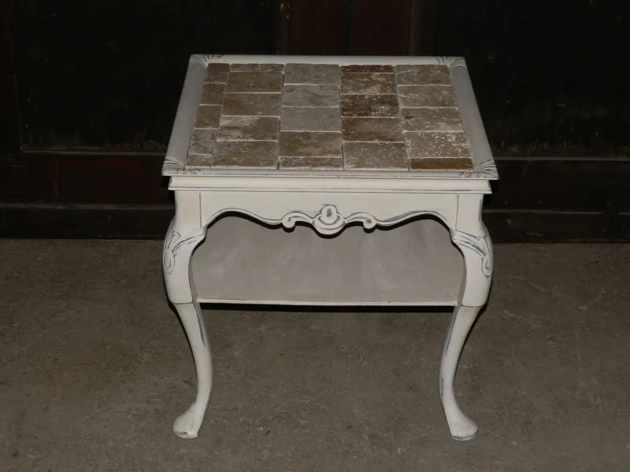 Billede 3 - Hvidt bord med flotte klinker/fliser