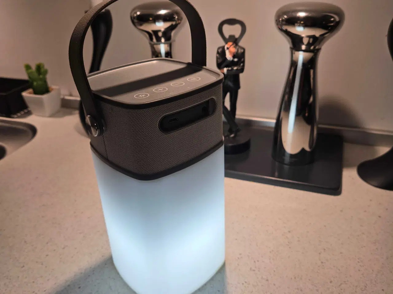 Billede 2 - Lækker højtaler med flot lys og bluetooth forbinde