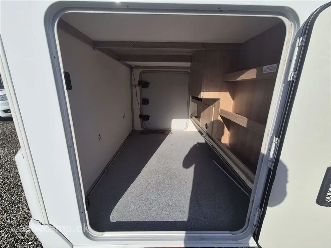 Billede 24 - 2018 - Knaus Sky I 700 LEG   Automatgear. markise. 2x batterier. 2x solceller. Dometic A/C. Elektrisk indgangstrin. Dellæder.