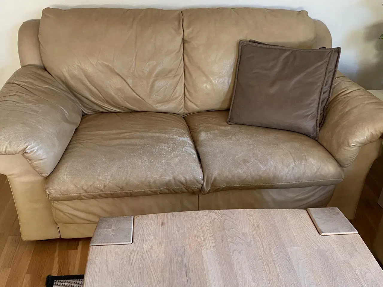 Billede 1 - Beige farvet 2+ 3’er sofa i blødt læder