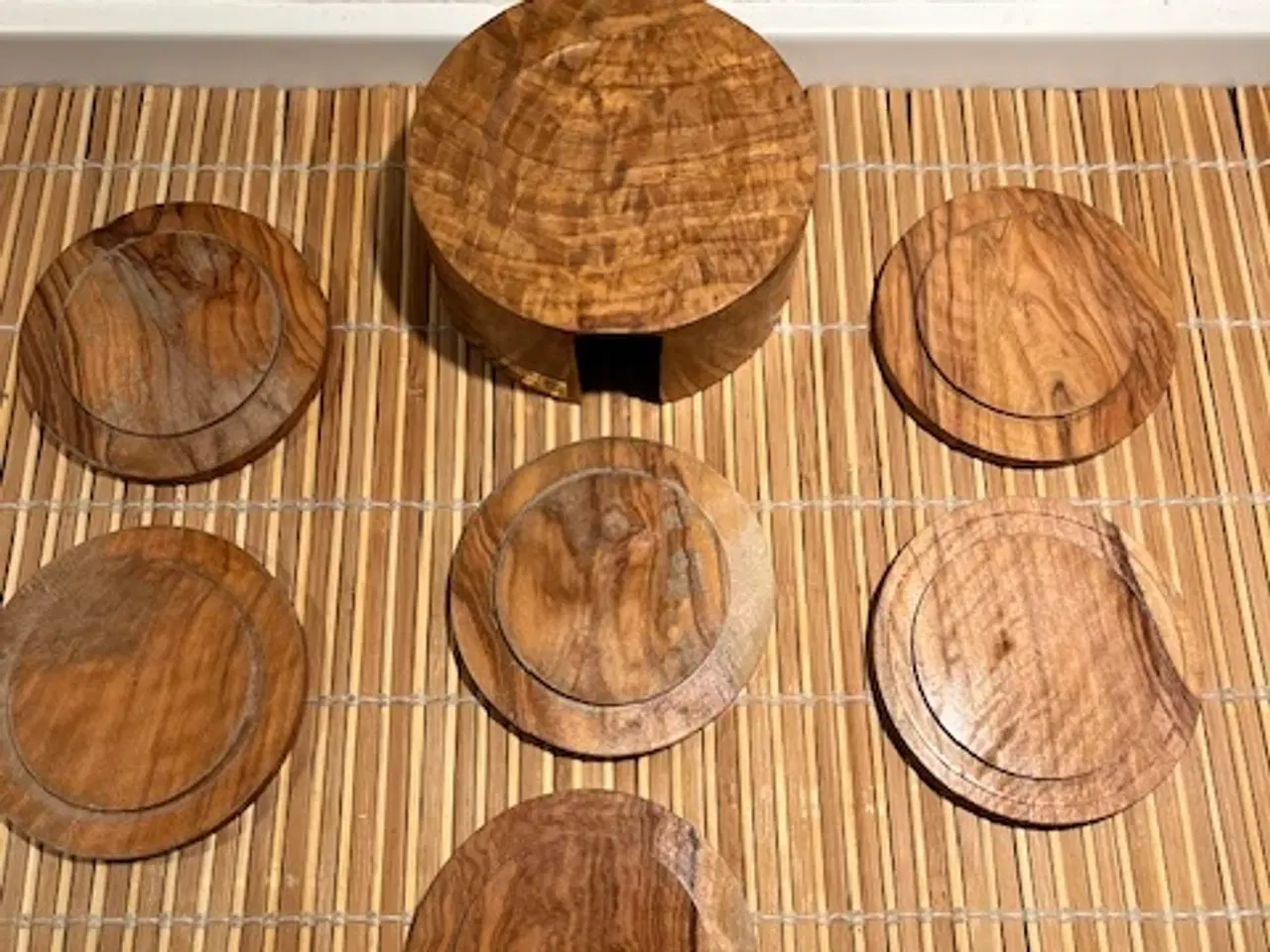 Billede 8 - Smukt og autentisk sæt ølbrikker i spansk oliventr