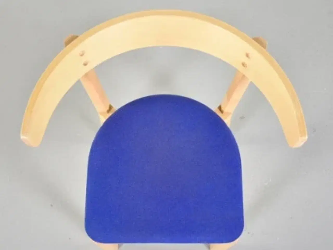 Billede 5 - Konferencestol fra schiang, i ahorn og med blå polster på sædet.