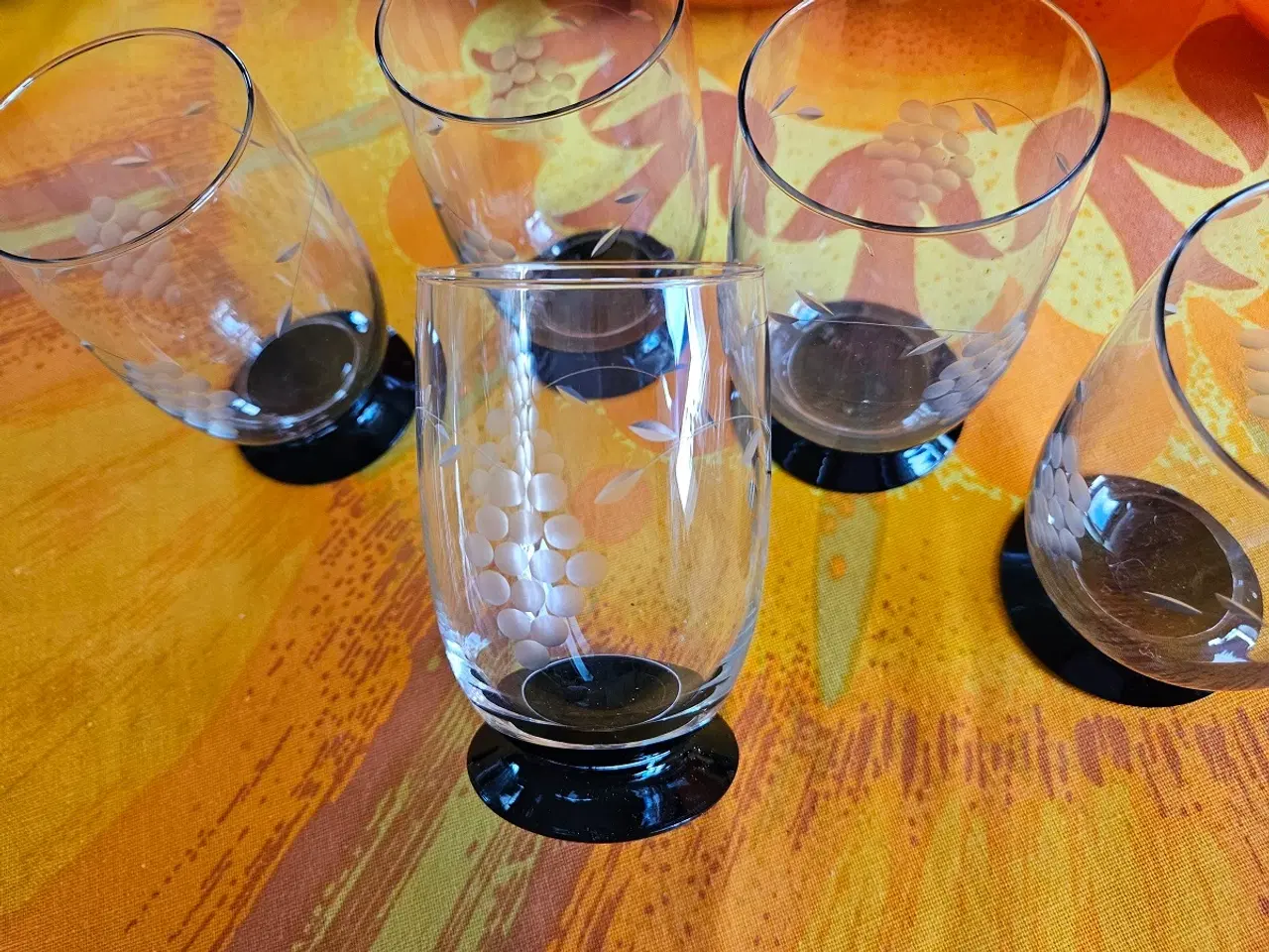 Billede 2 - 5 sortfods glas fra Holmegaard, samlet pris 150 kr