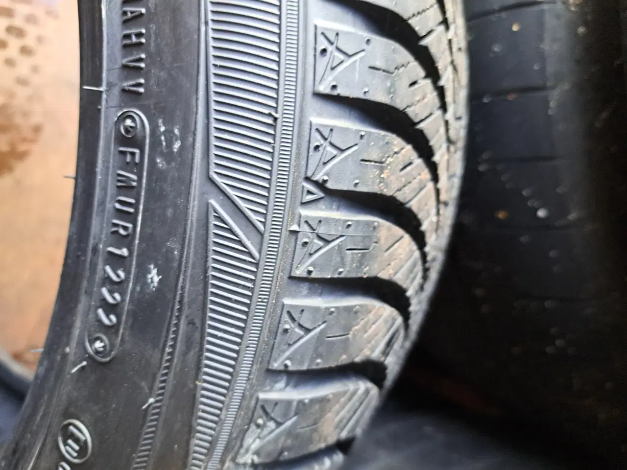 Billede 4 - Fine helårsdæk 235/45/18 fra 2022