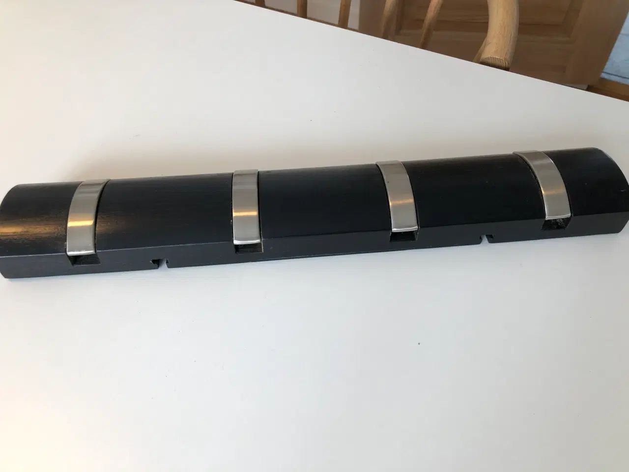 Billede 3 - Knagerække i sort med 4 knager fra Cado