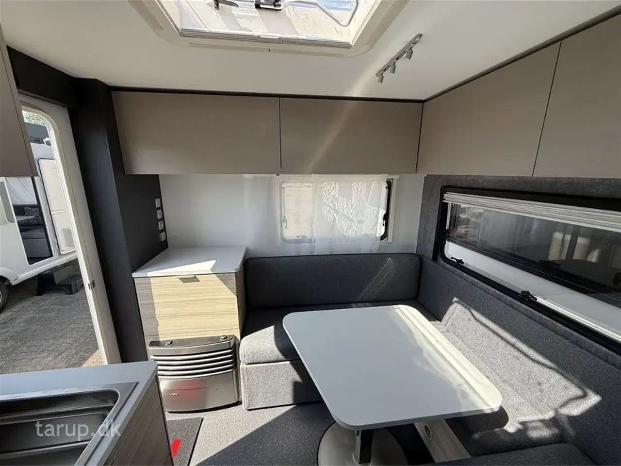 Billede 7 - 2026 - Adria Altea 432 PX   Dobbeltseng, Truma blæservarme, gulvvarme, 90 l. køleskab m/ fryser, hjulafdækning, stabilisator