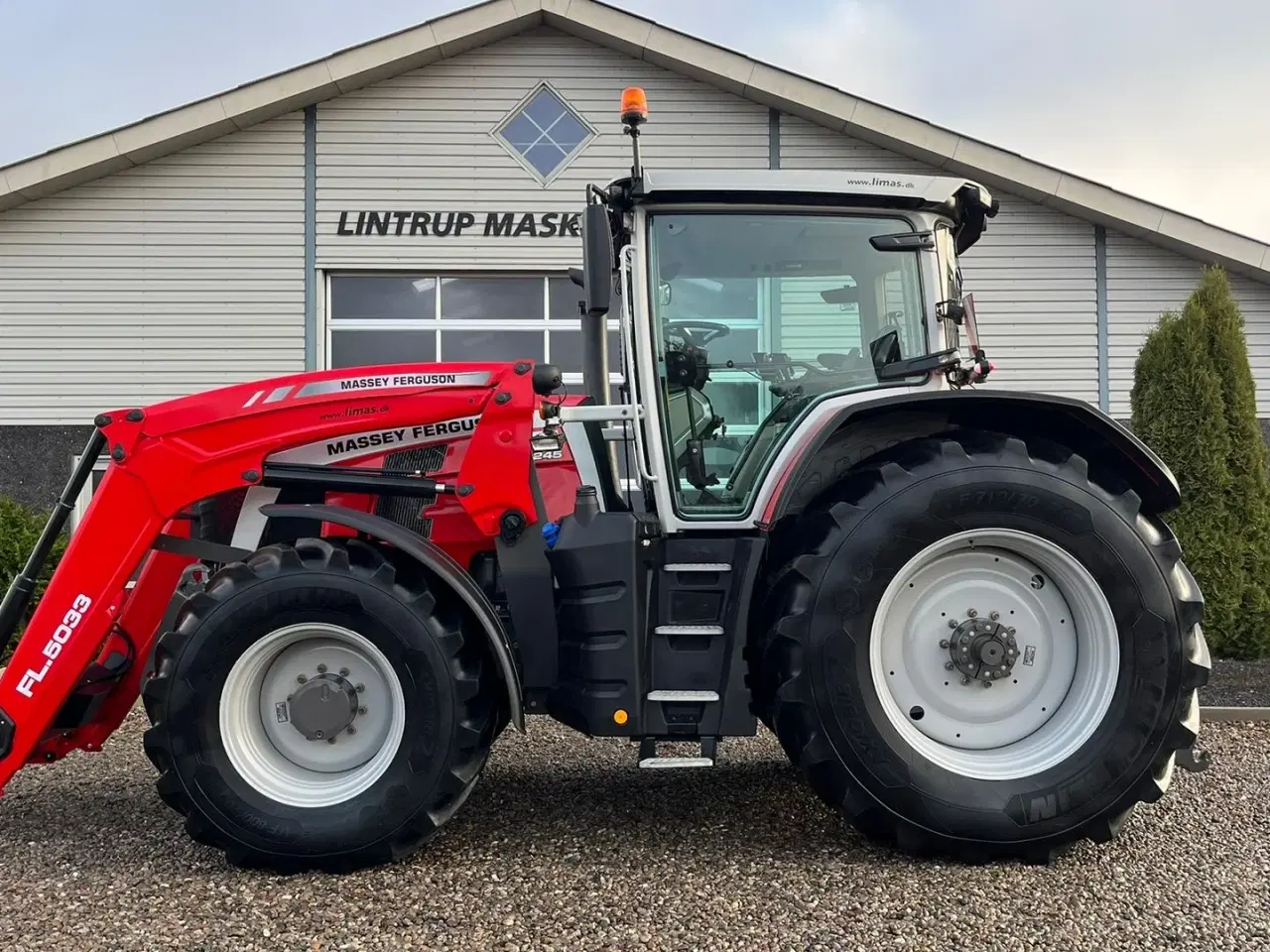 Billede 1 - Massey Ferguson 8S.245 Med stor frontlæsser. Dyna 7 Efficient. Kan leveres med GPS anlæg på.