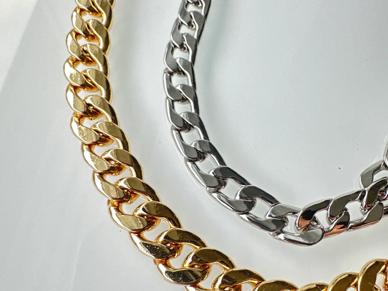 Billede 2 - Halskæde med guld og sølvfarvet 