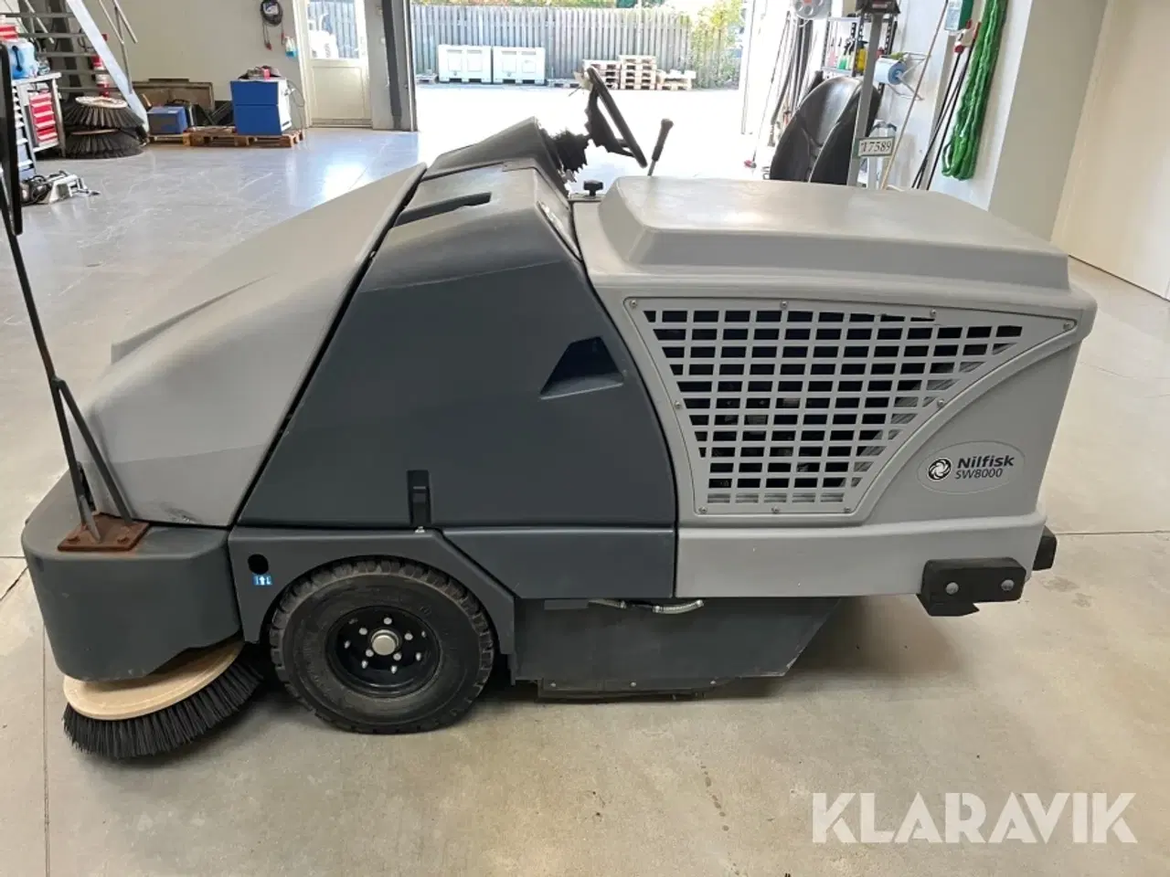 Billede 6 - Fejemaskine Nilfisk SW8000 med ekstra dele børster/filter