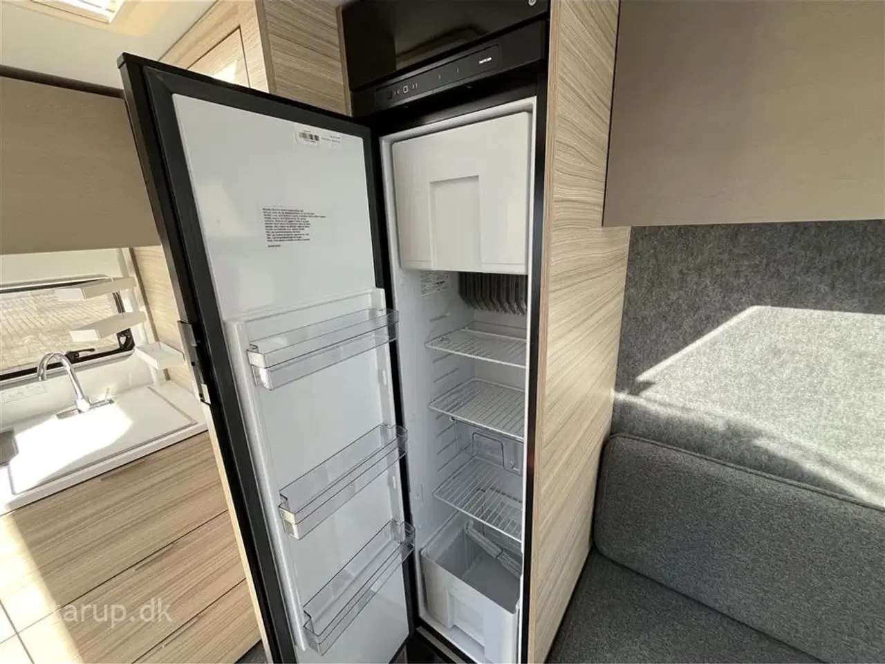 Billede 12 - 2026 - Adria Altea 362 LH   Enkeltsenge m/udtræk, rundsidde-gruppe, panorama vindue, el-gulv-varme, TV-holder,  stort 142 l. køleskab/ fryser