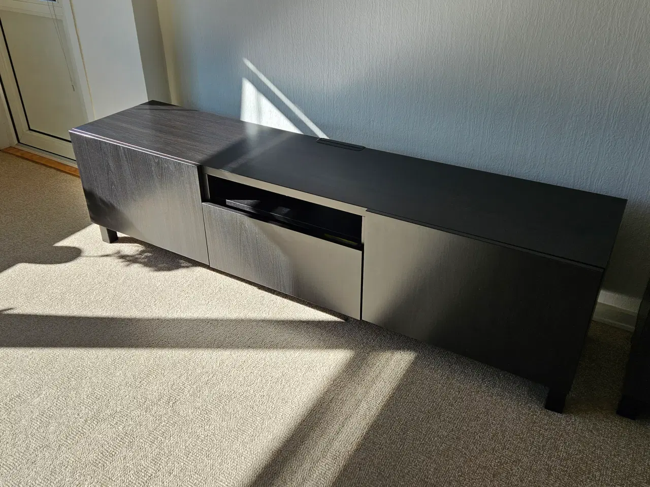 Billede 1 - IKEA tv-bord i mørk trælook 