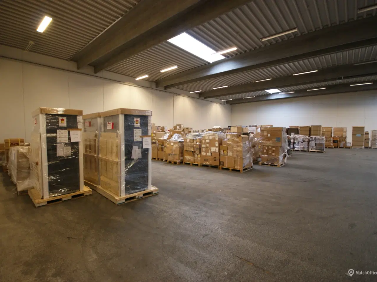 Billede 3 - Lagerhal med port og lidt kontor