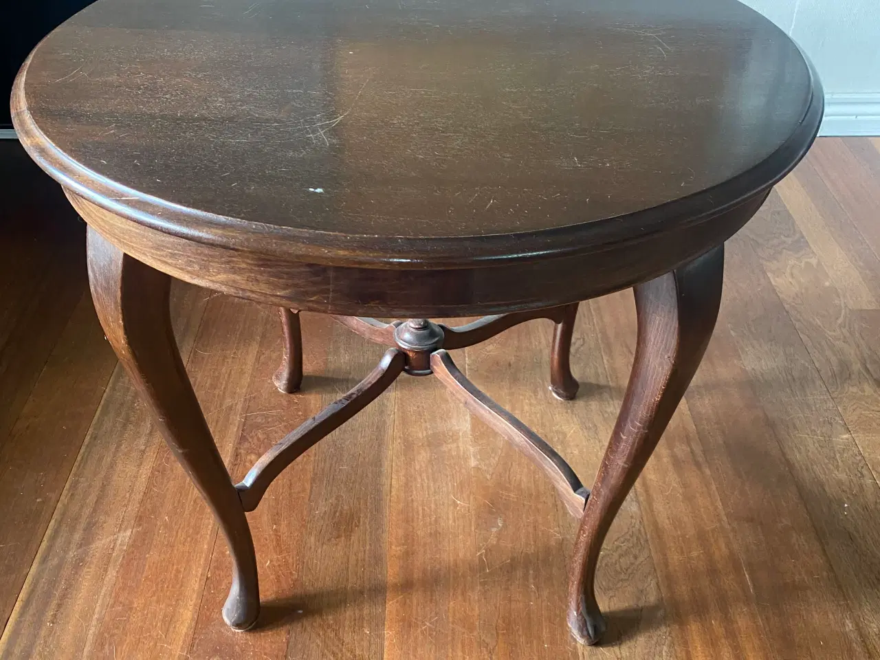 Billede 2 - Antikt spisebord med 4 polstrede stole 