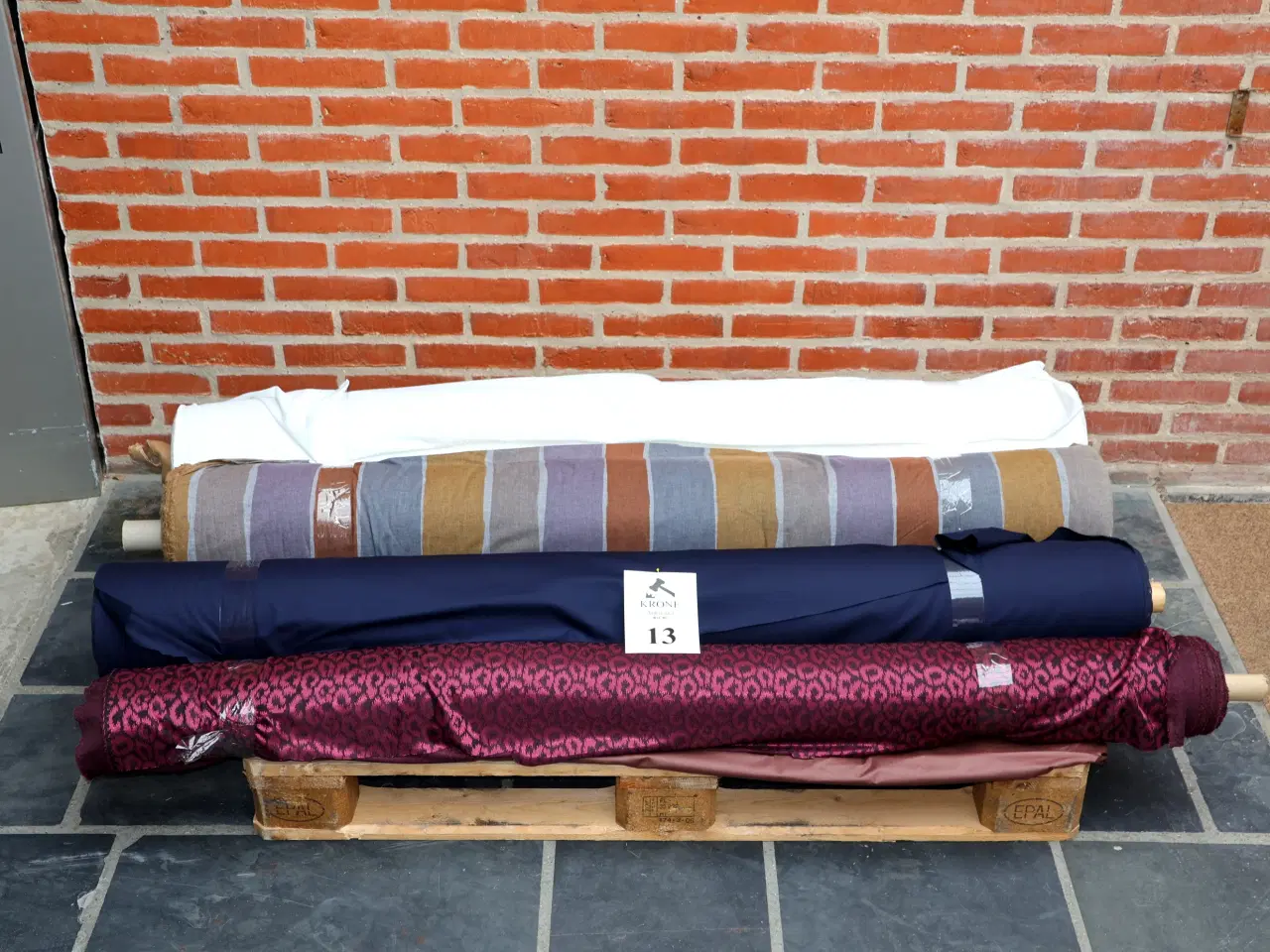 Billede 13 - 300 ruller forskelligt stof, foer sælges