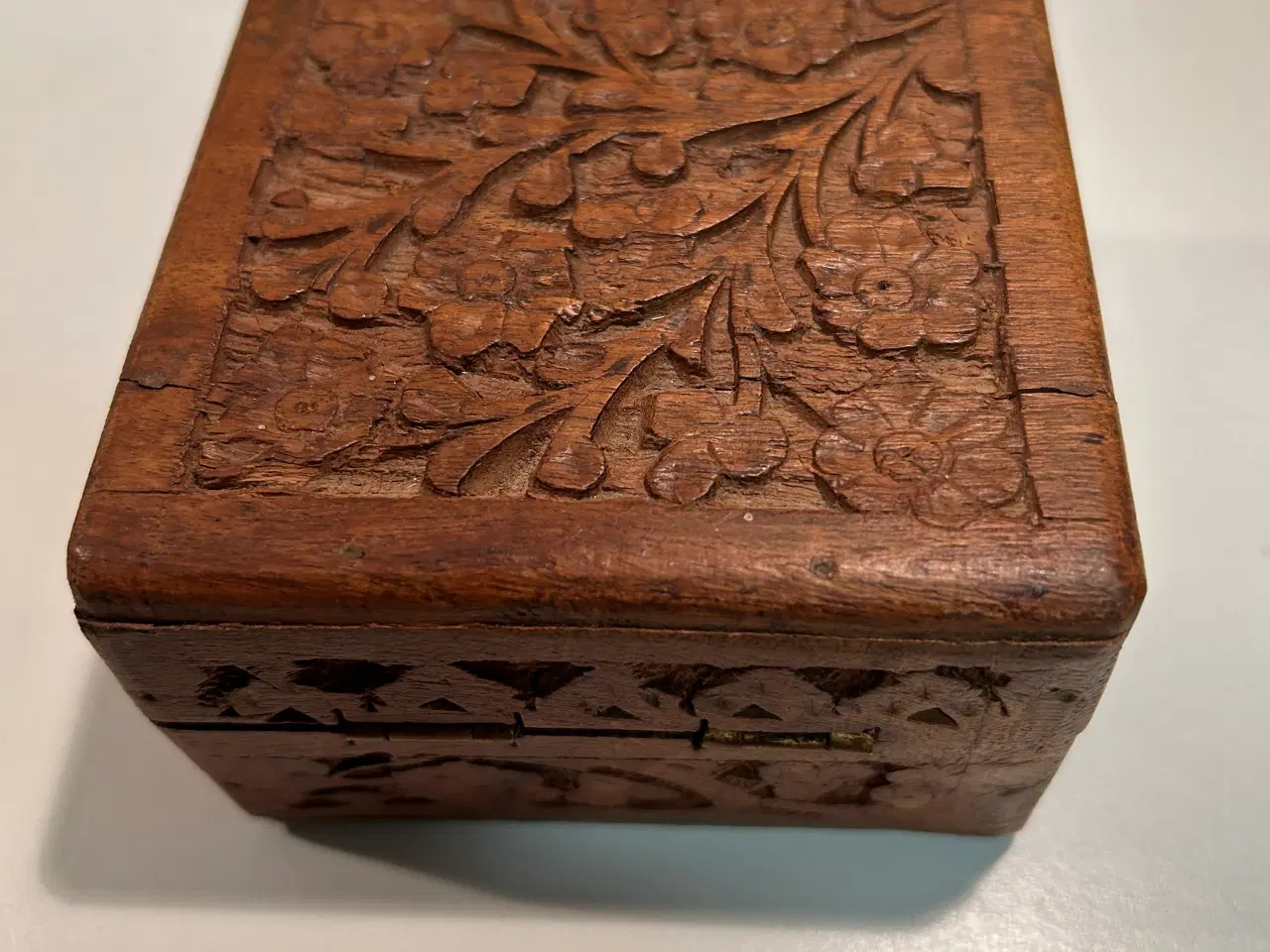 Billede 1 - Træskrin med udskæringer